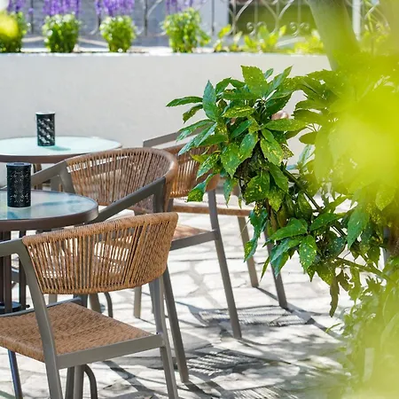 Acropolis Hotel 2*